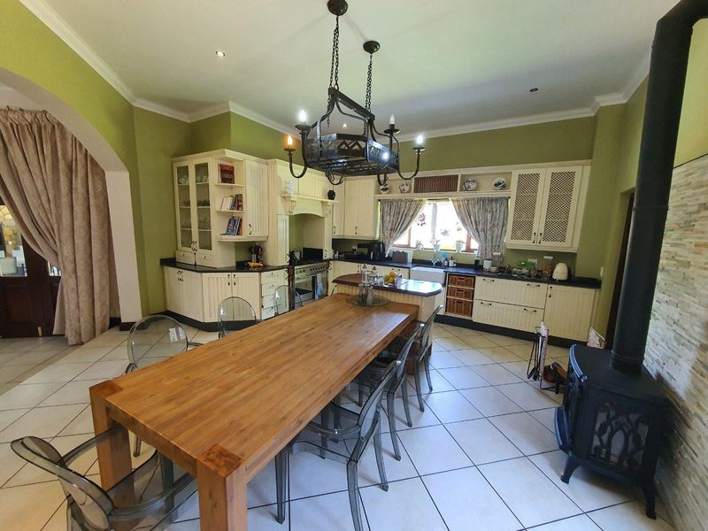 Elegant Family Living in the Prestigious Featherbrooke Estate - Photo 4