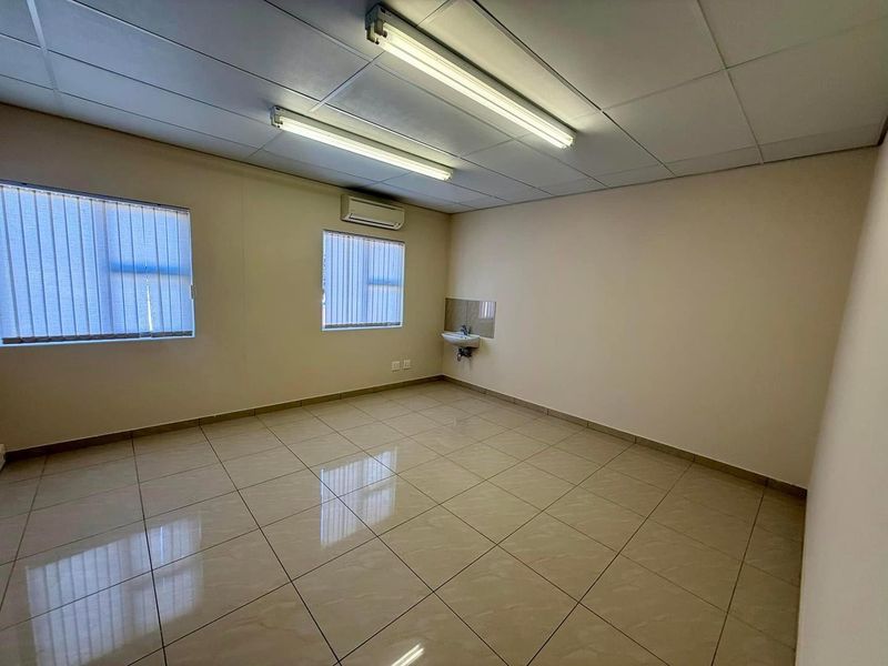 Office TO LET in Eros - Photo 5