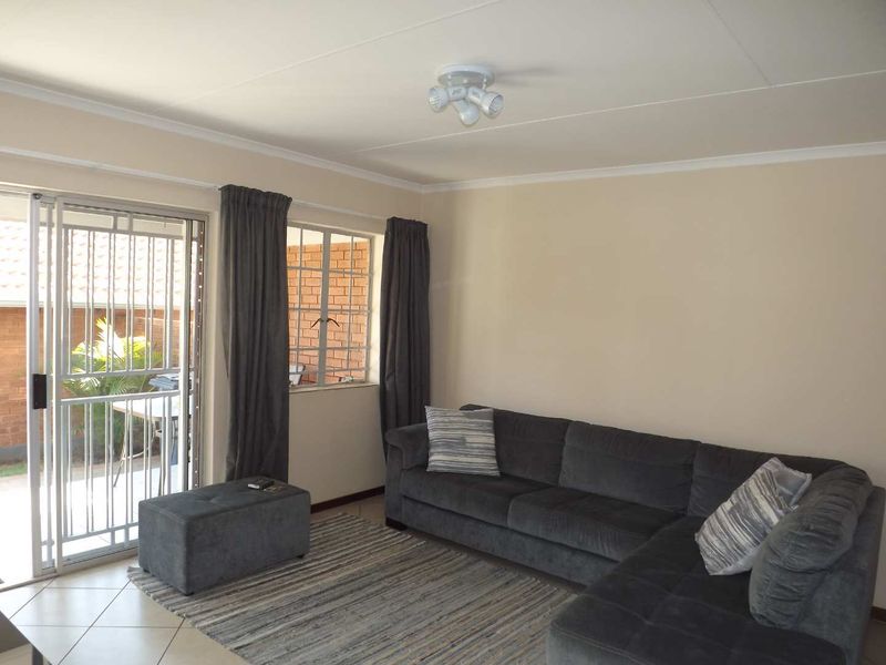 Modern 3 Bedroom Townhouse in Prime Location - Photo 4
