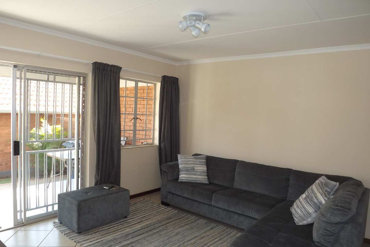 Modern 3 Bedroom Townhouse in Prime Location - Photo 4