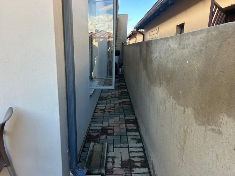 Clayville - R 850 000 with 2 beds, 1 bath - Photo 2