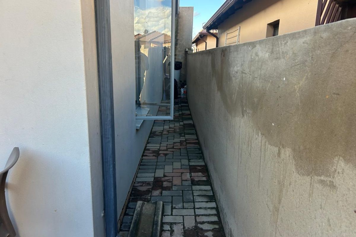 Clayville - R 850 000 with 2 beds, 1 bath - Photo 2