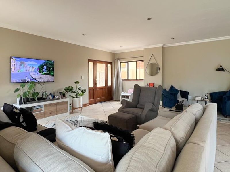 Gorgeous Townhouse in Midstream Estate - Photo 10