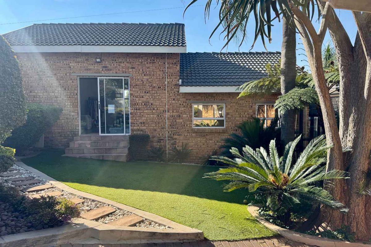 Stunning Family Home in Rangeview - Photo 2
