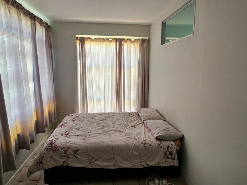 2 Bedroom Flat For Sale - Photo 4