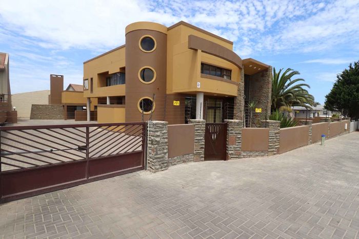 Property #2469161, House For Sale in Hage Heights