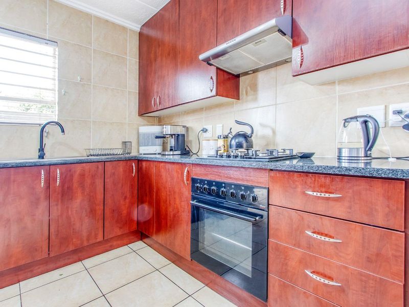 Stunning Duplex Townhouse with Water and Power Backup in Wilgeheuwel! - Photo 10