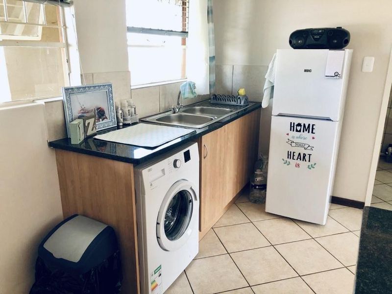 1 bedroom Townhouse in secure complex - Photo 5