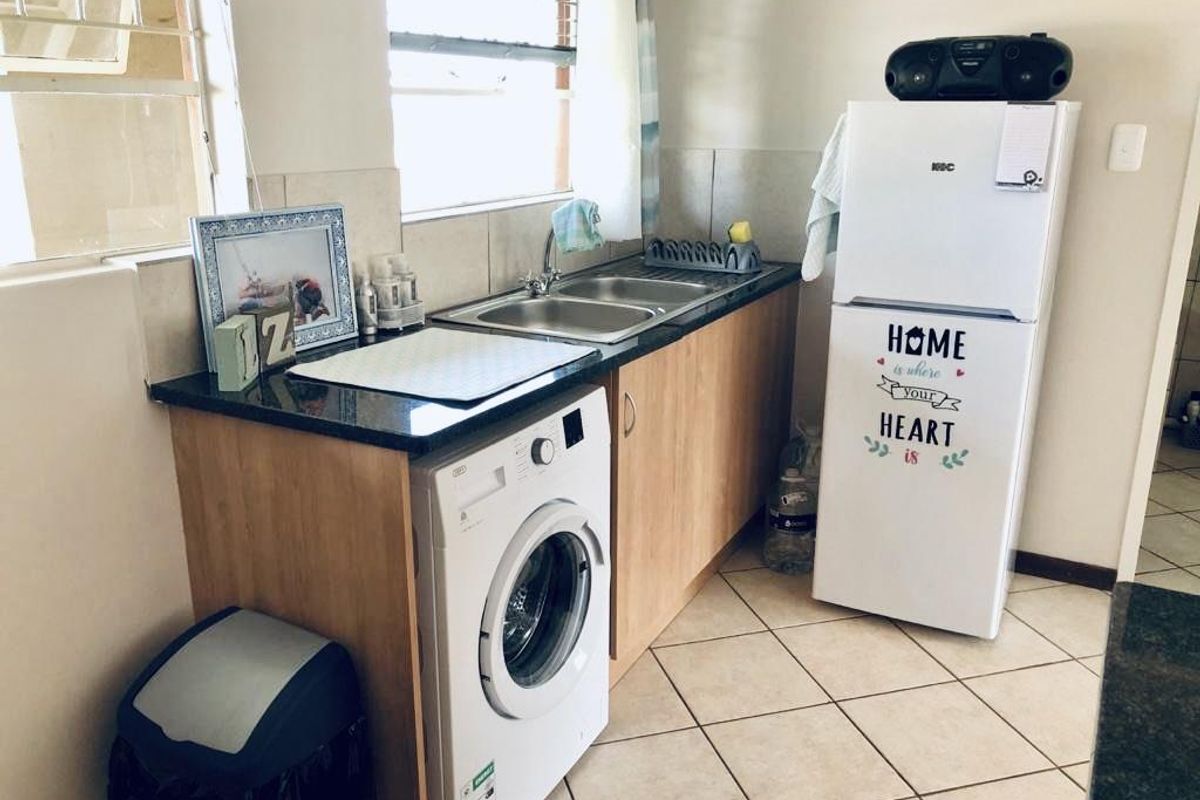 1 bedroom Townhouse in secure complex - Photo 5