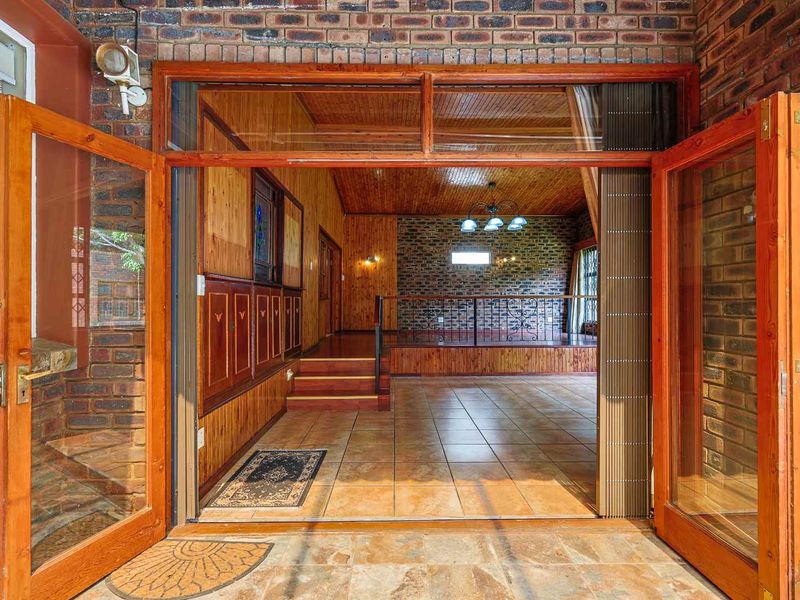 Elegant Family Living with Flatlet & Views in Prestigious Waterkloof Ridge - Photo 4