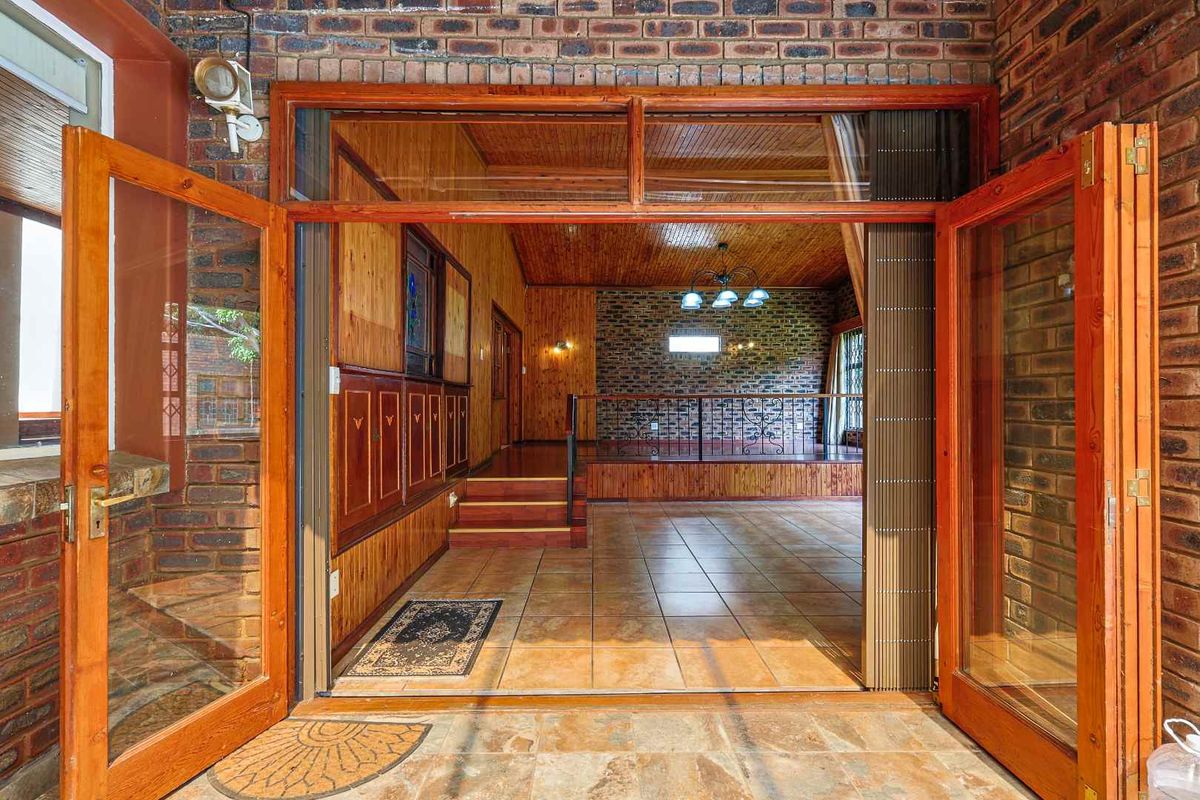 Elegant Family Living with Flatlet & Views in Prestigious Waterkloof Ridge - Photo 4