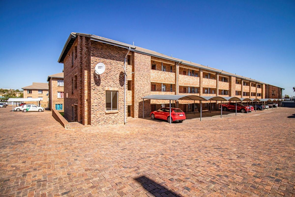Charming 2-Bedroom with Easy Access to Shops & Transit - Photo 3