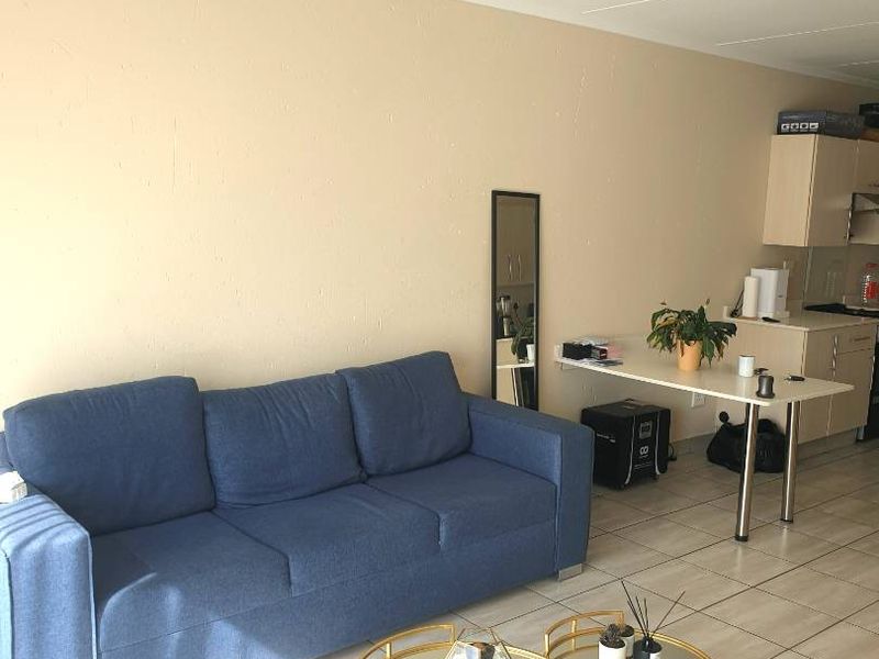 Modern Two Bedroom First Floor Apartment in Secure Ihita, Beverley - Photo 6