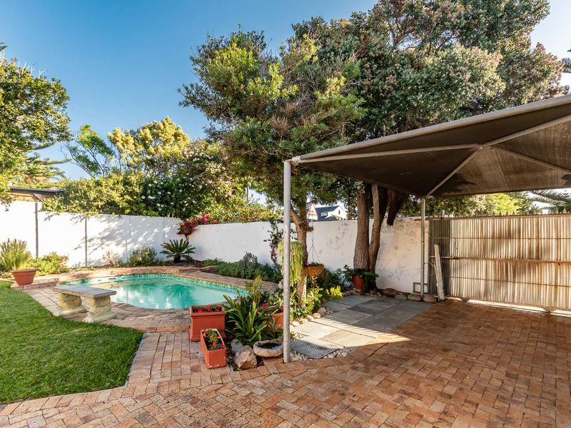 Spacious Family Home with Garden, Pool & Flatlet - Photo 3