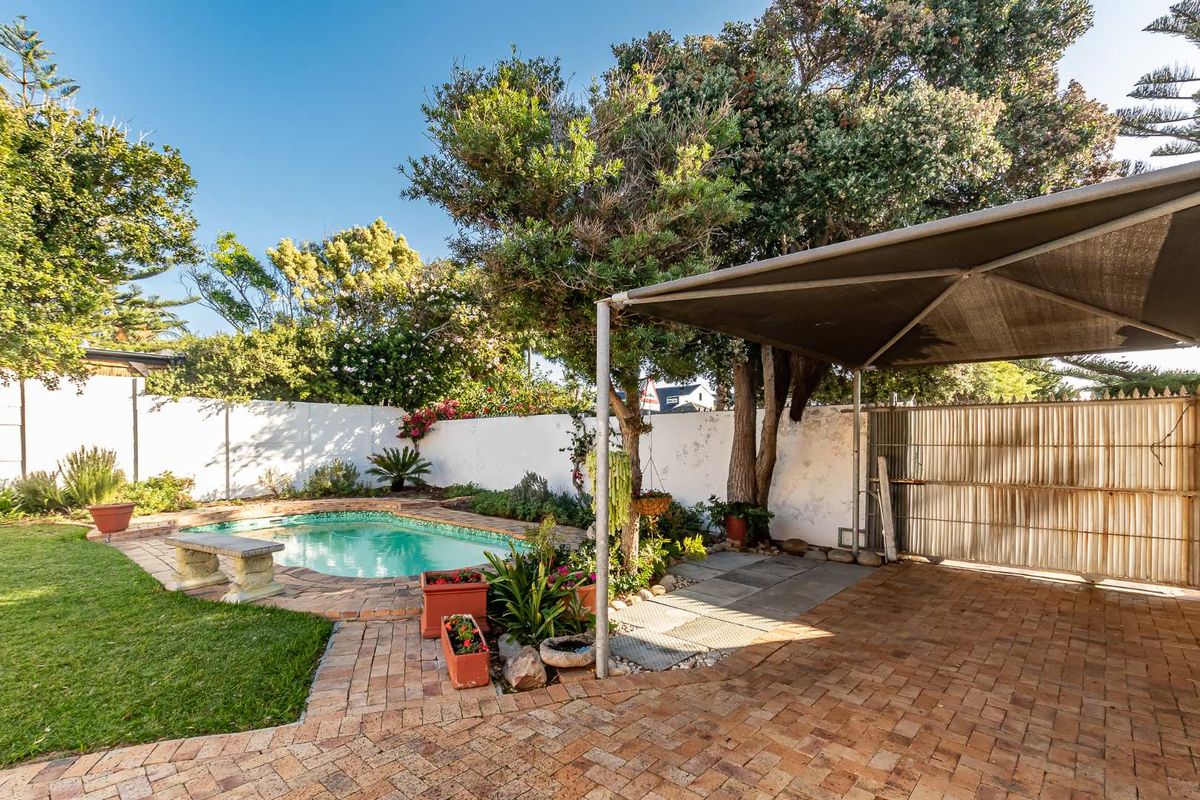 Spacious Family Home with Garden, Pool & Flatlet - Photo 3