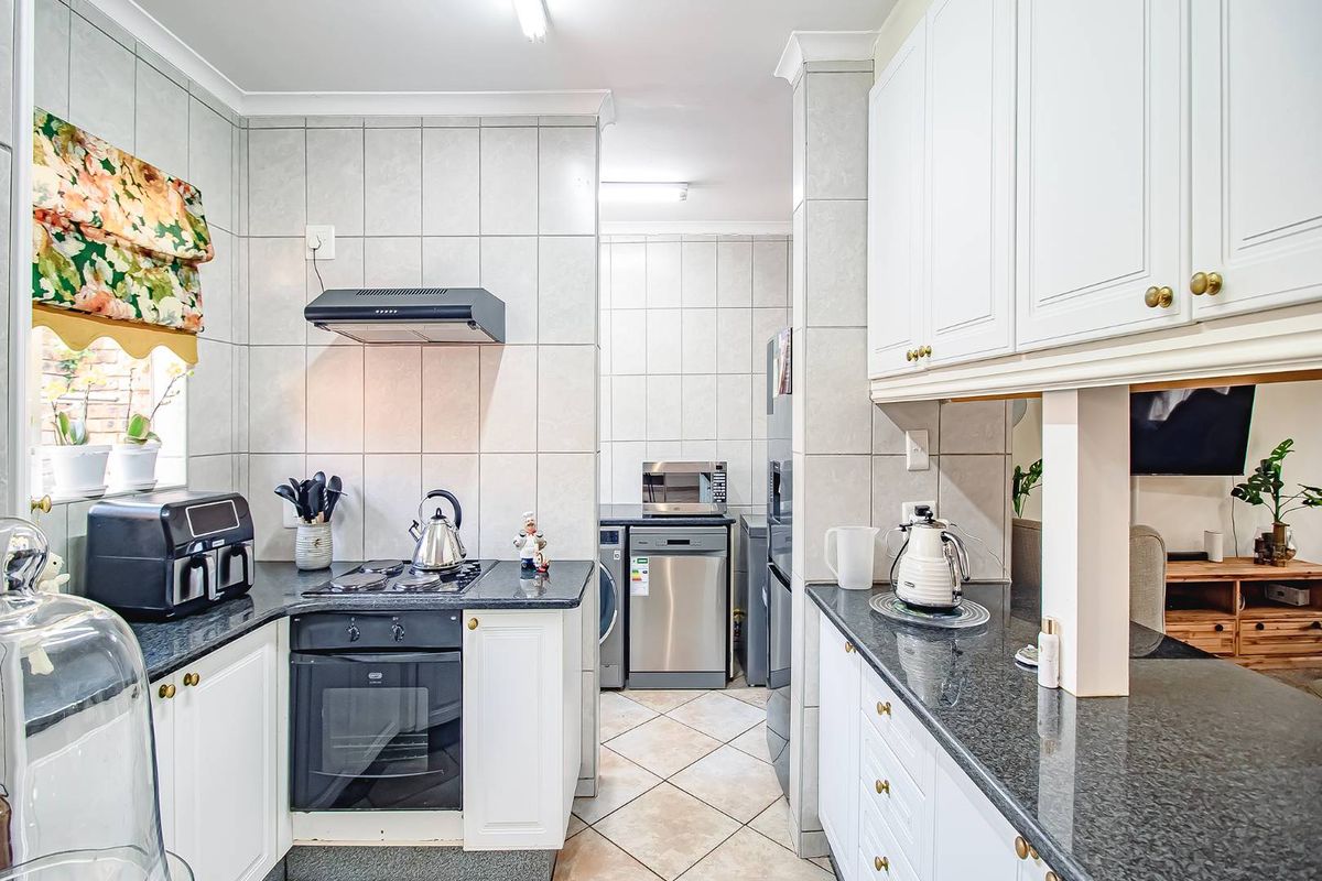 FULL TITLE IN SECURITY COMPLEX. - Photo 4