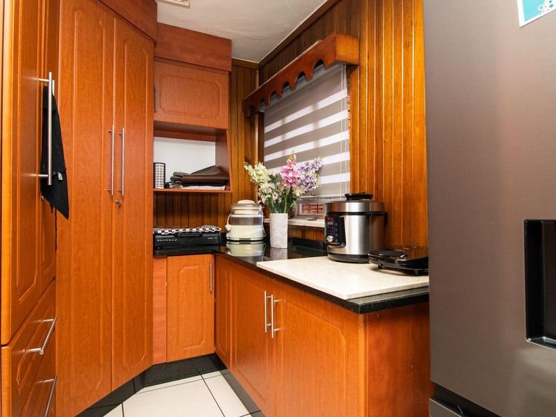 5 Bedroom Double Story House - Photo 4