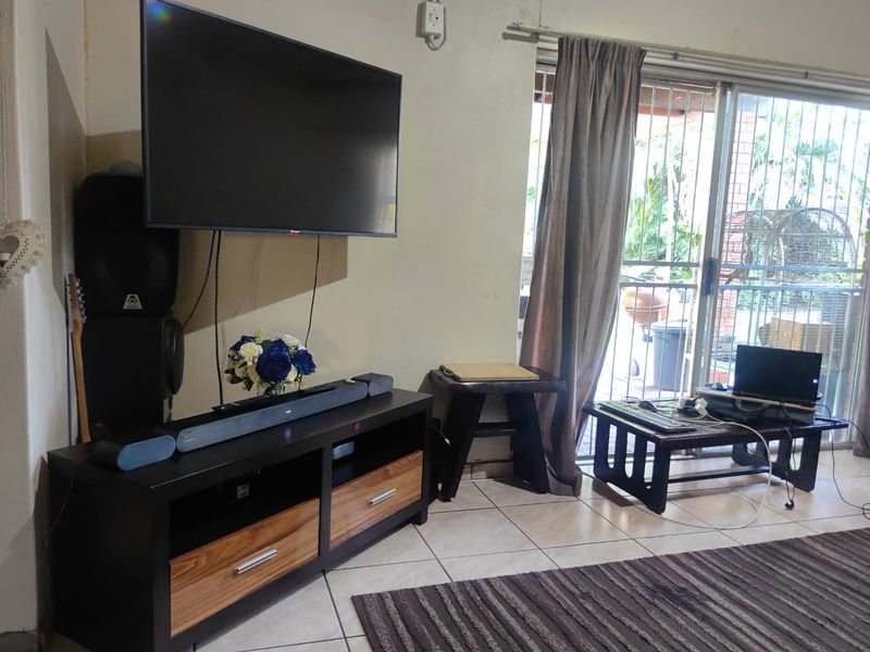 Charming 3-Bedroom Family Home with Pool in Safe Street - Photo 2