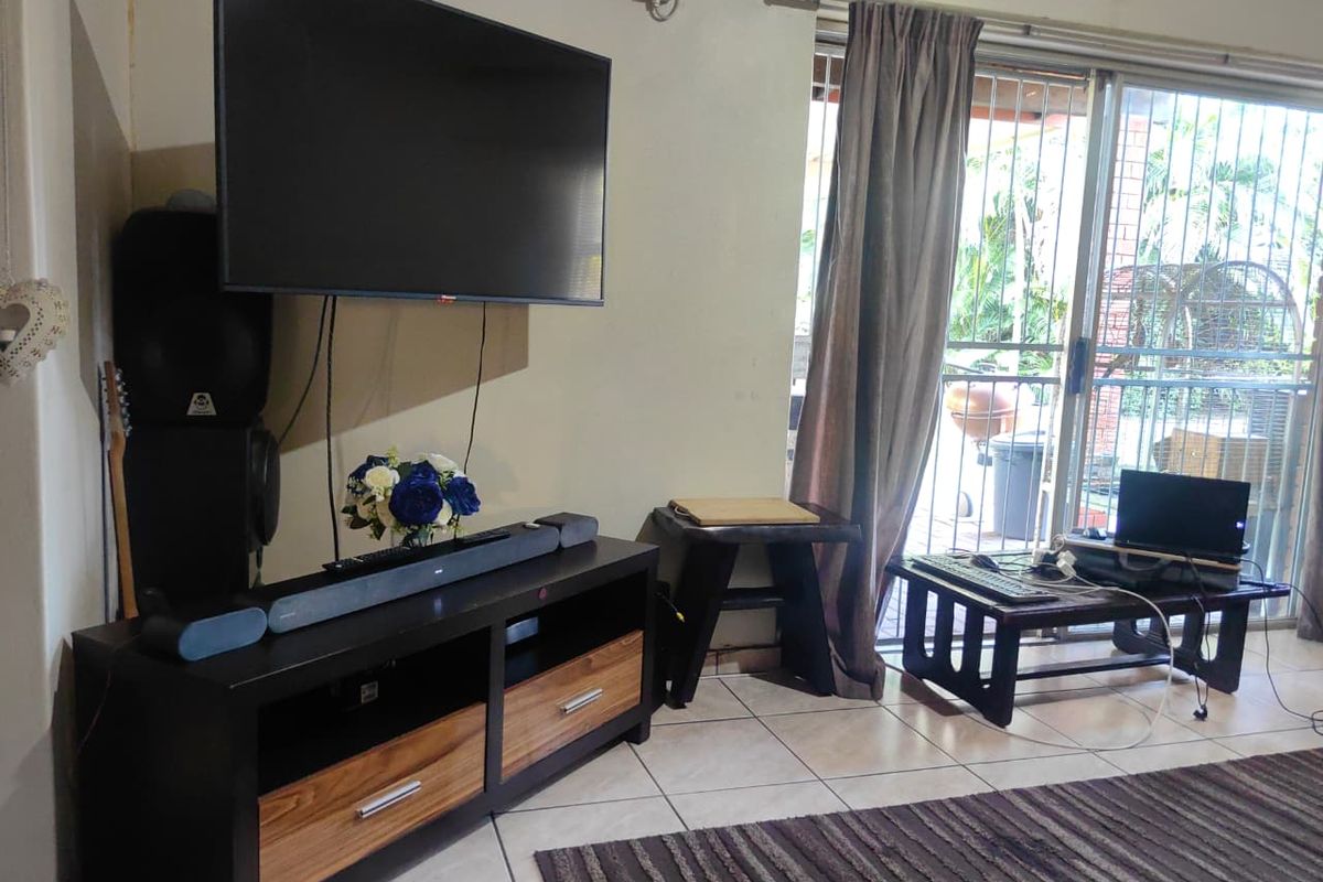 Charming 3-Bedroom Family Home with Pool in Safe Street - Photo 2