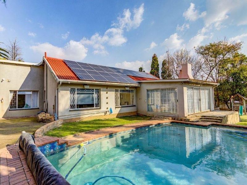 Large family home with pool - Photo 2