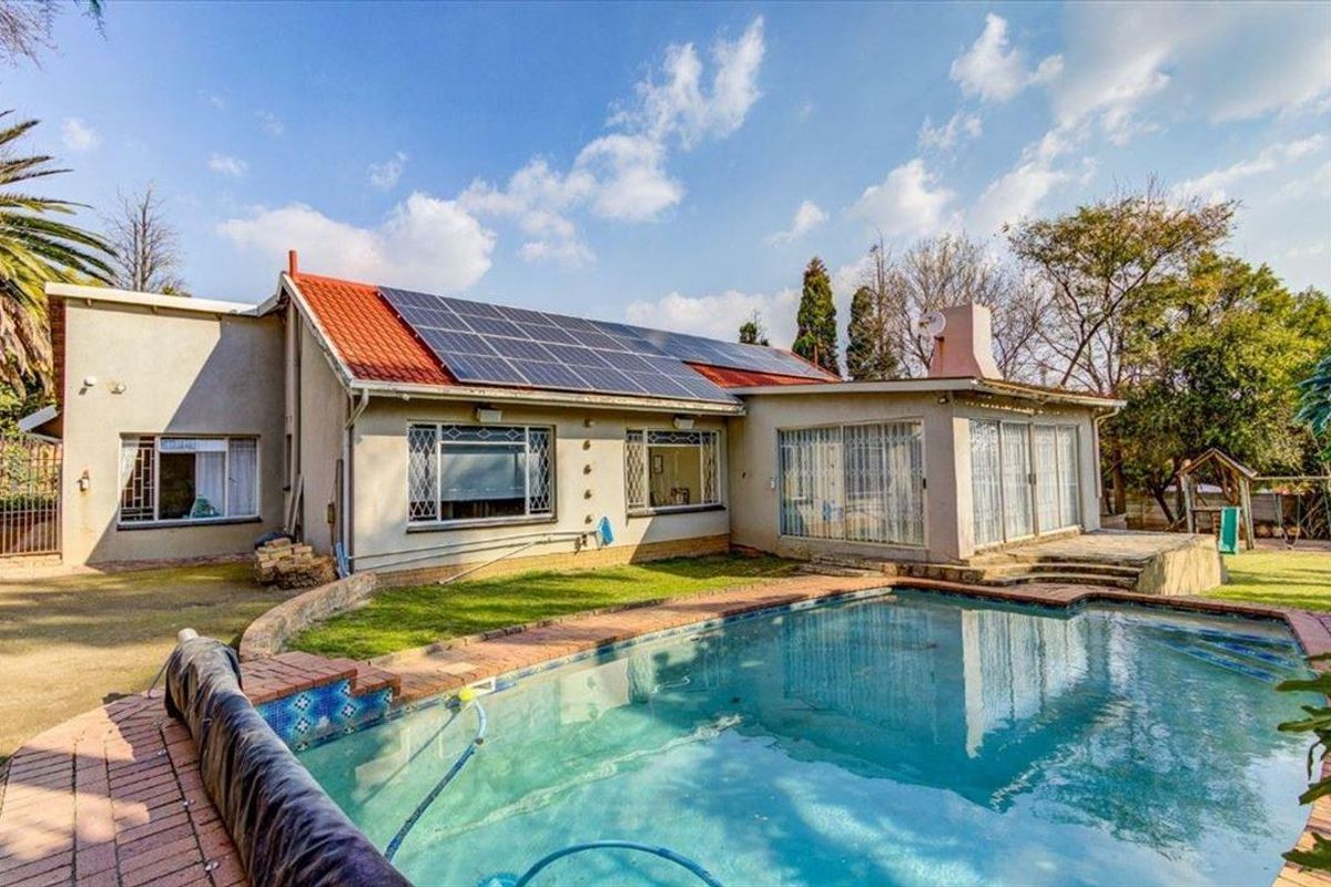 Large family home with pool - Photo 2