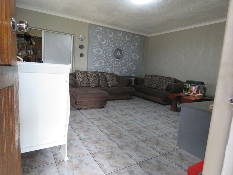 Spacious Family Home with a Separate 2-Bedroom Flatlet - Photo 3