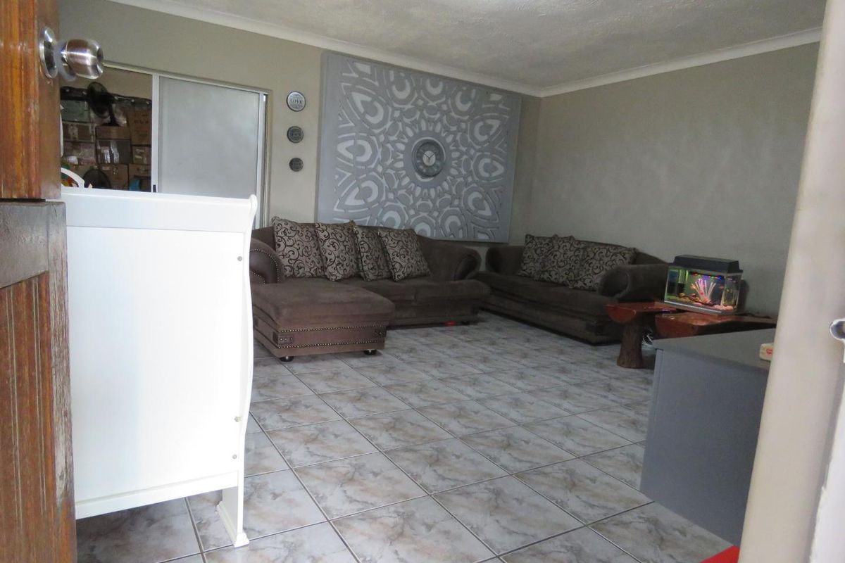 Spacious Family Home with a Separate 2-Bedroom Flatlet - Photo 3