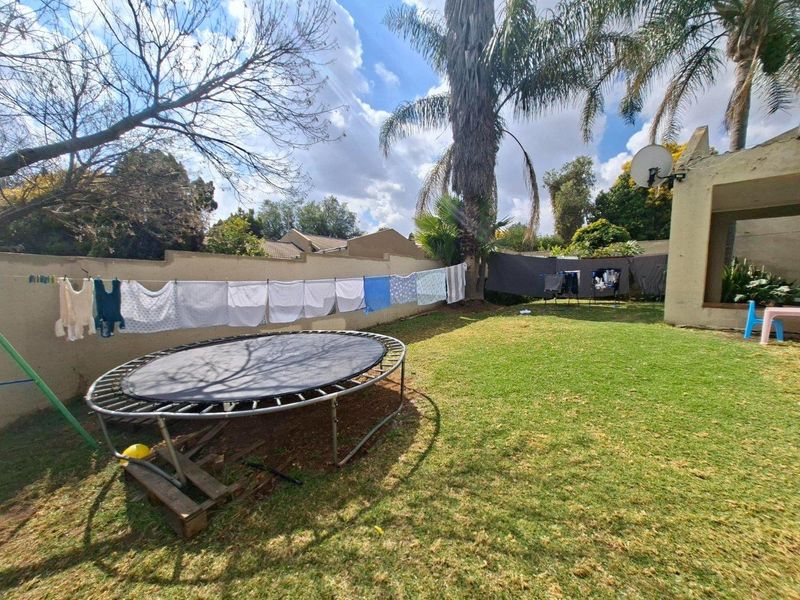 3 Bedroom/2 Bathroom Townhouse with wrap around garden - Photo 4