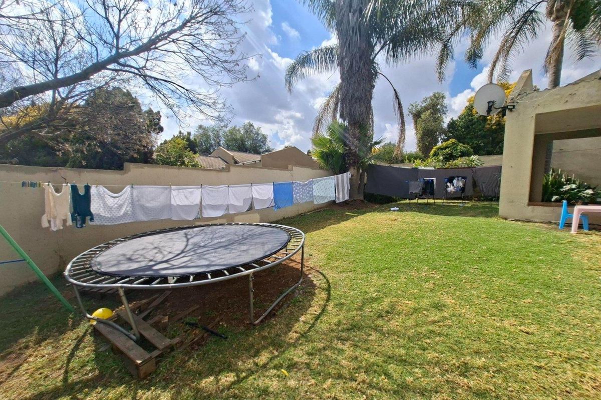 3 Bedroom/2 Bathroom Townhouse with wrap around garden - Photo 4