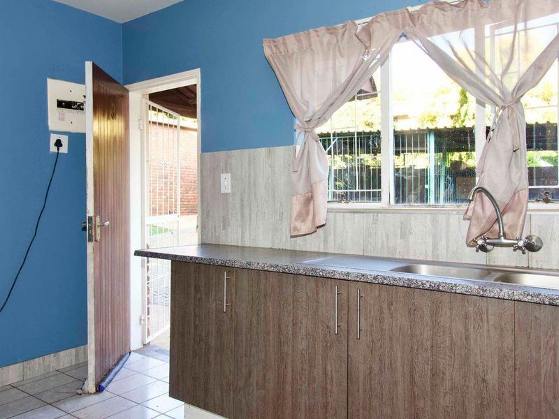 Spacious 1 bedroom, ground floor unit. - Photo 5