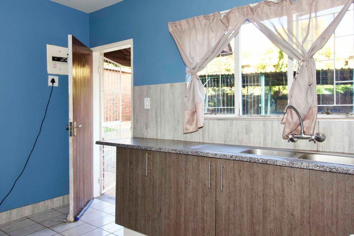 Spacious 1 bedroom, ground floor unit. - Photo 5