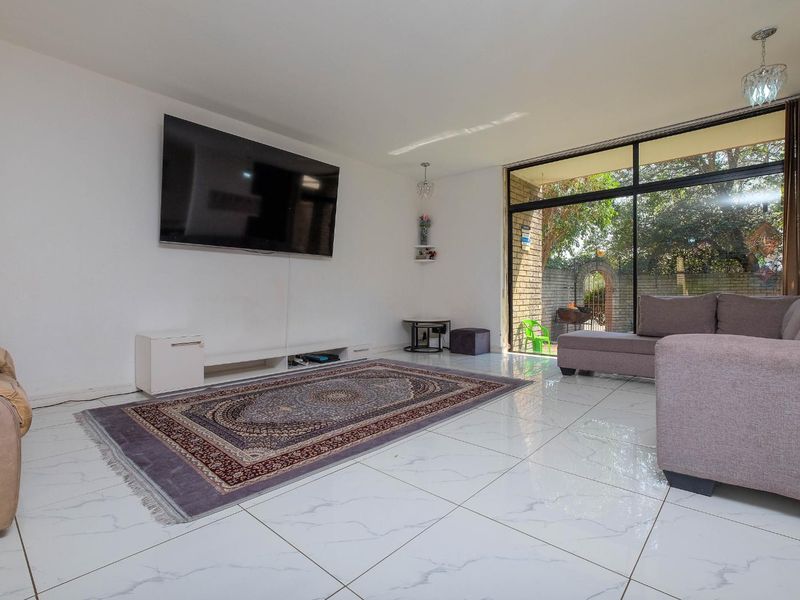 Spacious 3 Duplex Bedroom,2.5 Bath with own garden - Photo 3