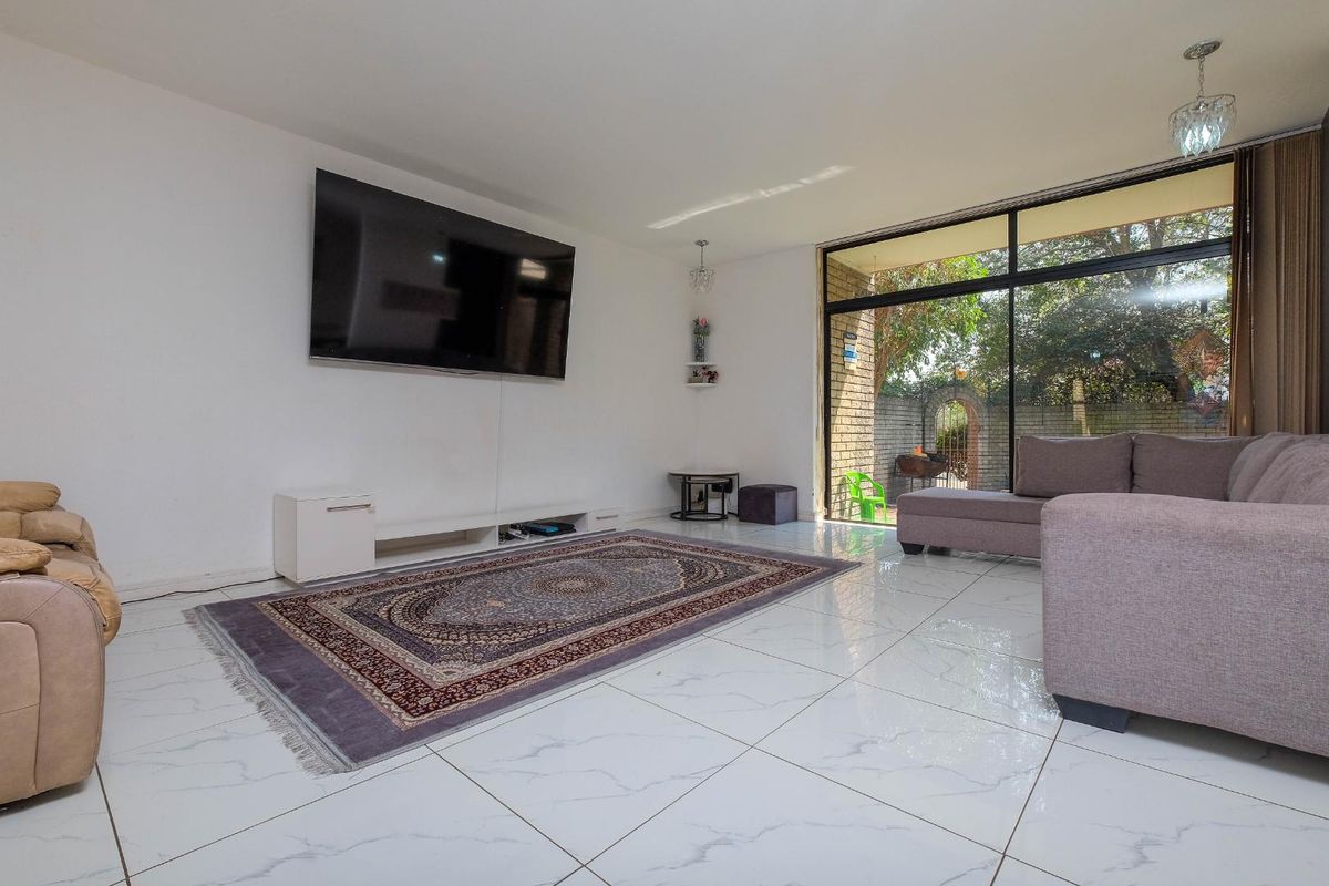 Spacious 3 Duplex Bedroom,2.5 Bath with own garden - Photo 3