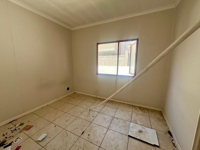 FOR SALE: 4 BEDROOMS AND 1 FLATLET FOR SALE IN VINETA SWAKOPMUND, NAMIBIA - Photo 5