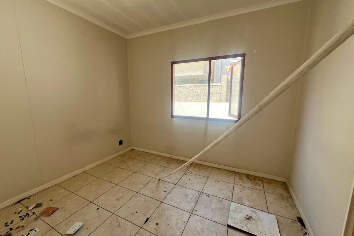 FOR SALE: 4 BEDROOMS AND 1 FLATLET FOR SALE IN VINETA SWAKOPMUND, NAMIBIA - Photo 5