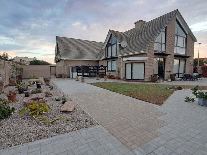 Sophisticated & High-end home designed by a celebrated architect (built by a celebrated developer) - Photo 6