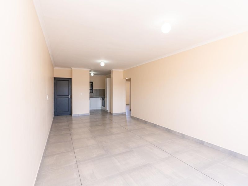 Spacious Three Bedroom Apartment - Photo 6