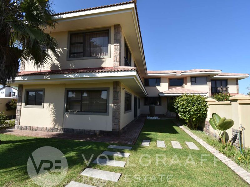 Exquisite coastal family home with heated indoor pool and lush garden – Vogelstrand, Swakopmund - Photo 7