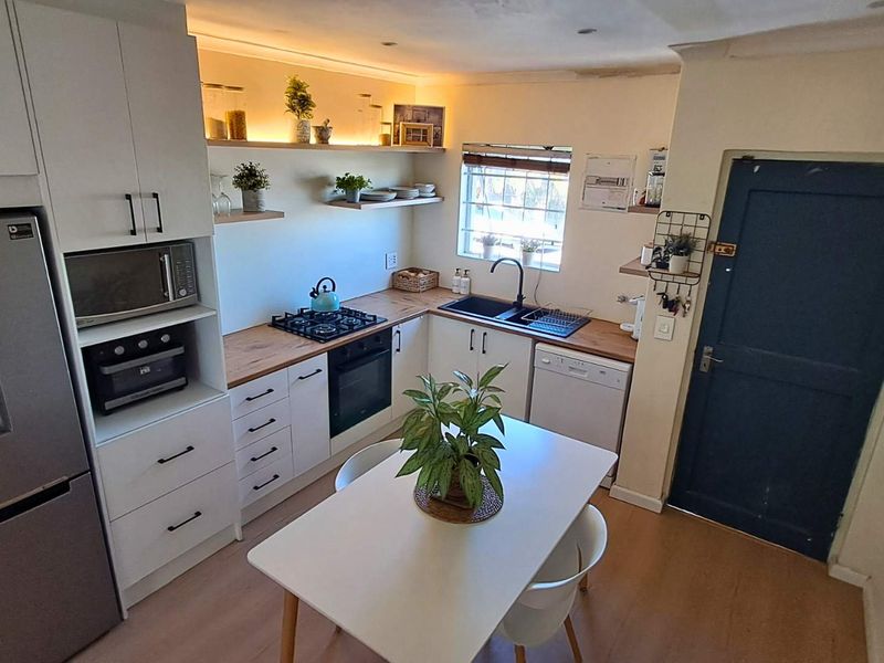 Neat 3 Bedroom Home With Pool in Brackenfell - Photo 3