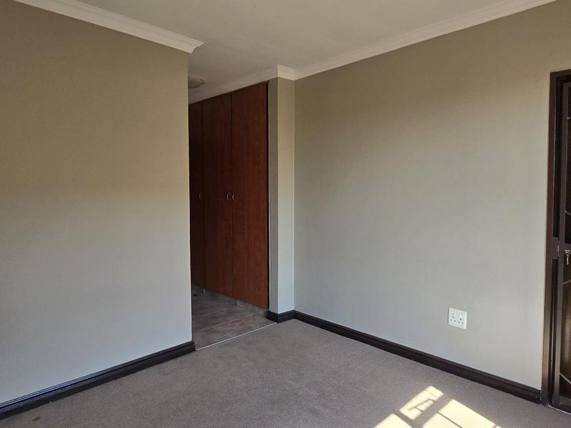 2 Bedroom Apartment for Sale in Magalieskruin, Pretoria - Photo 8