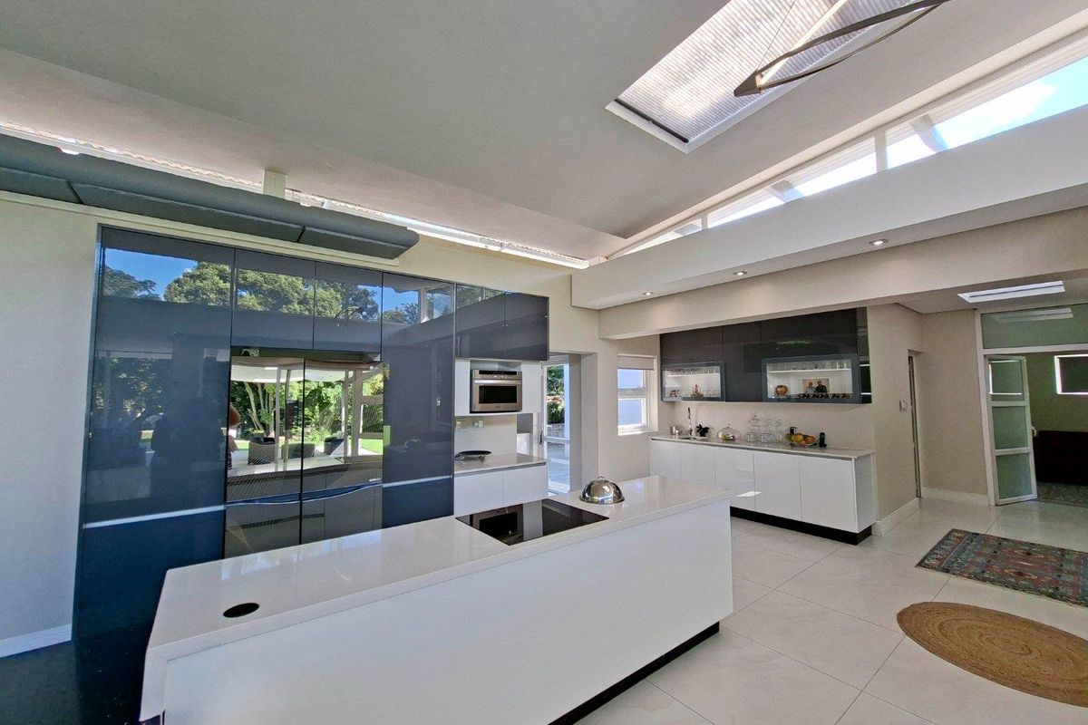 Immaculate and beautifully designed 3 bedroom, 3.5 bathroom home available in Hurlingham. - Photo 2