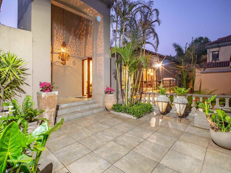 Elegant 4-Bedroom Mansion with Cinema, Solar Power & Breathtaking Views | Waterkloof Palms Estate - Photo 2