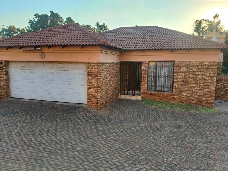 Three bedroom simplex townhouse with a pool - Photo 5