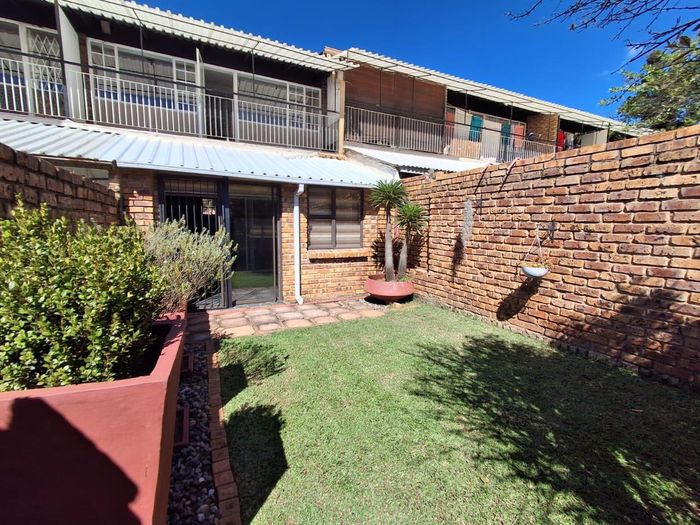 Property #2495106, Townhouse Pending Sale in Clubview