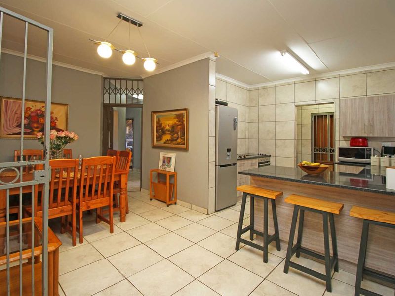 Stunning Family Home with Entertainment Area, Double Garage & Electric Fencing! - Photo 7
