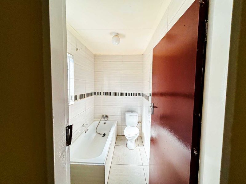 Start Your next Chapter in this Charming Naturena Home! - Photo 8