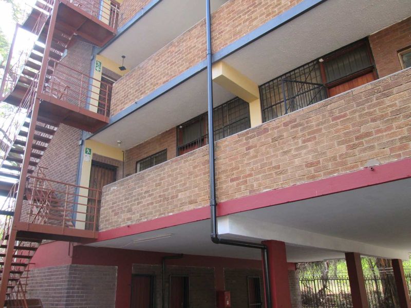 BEAUTIFUL ,NEAT AND CLEAN [1] ONE BEDROOM FLAT FOR SALE IN ARCADIA ' PRETORIA ' - Photo 1