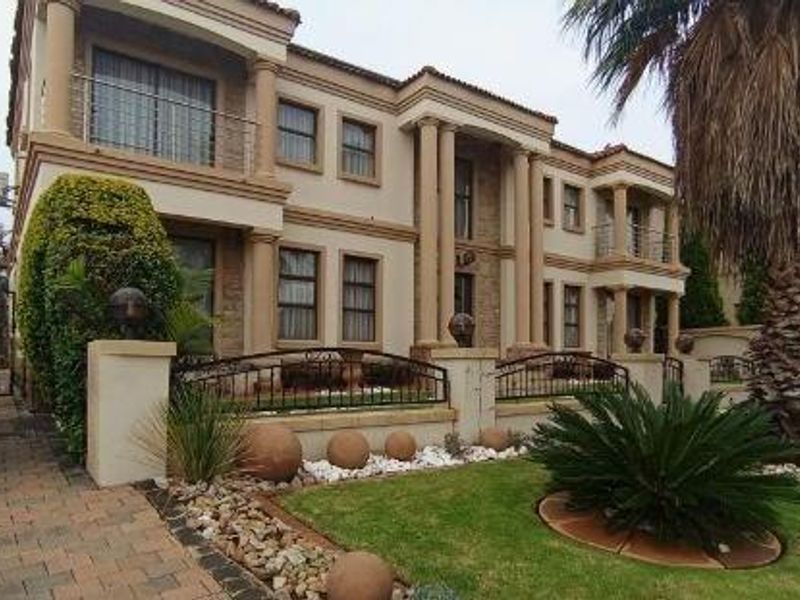 BLUE VALLEY GOLF & COUNTRY ESTATE - 5 BEDROOM HOUSE - Photo 3
