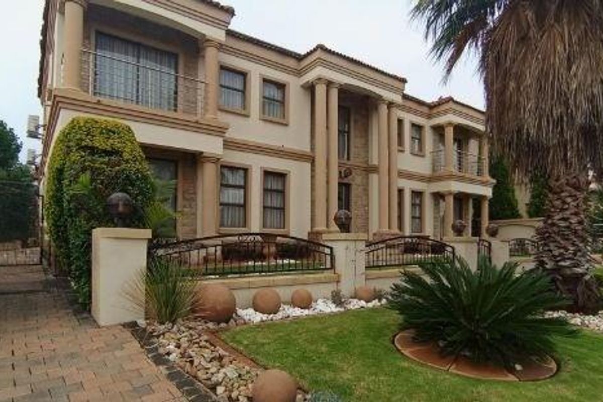 BLUE VALLEY GOLF & COUNTRY ESTATE - 5 BEDROOM HOUSE - Photo 3