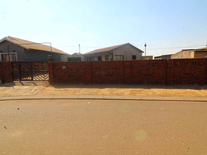 2 Bedroom House For Sale in Vosloorus - Photo 5